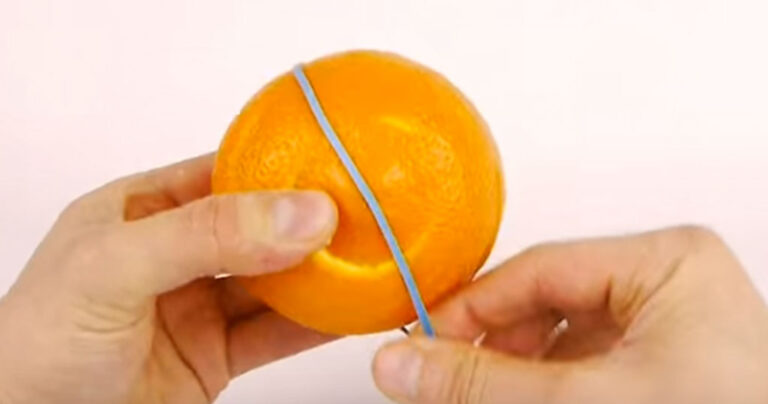 Πανέξυπνο κόλπο για να καθαρίζετε γρήγορα ένα πορτοκάλι που θα εντυπωσιάσει τους φίλους σας!