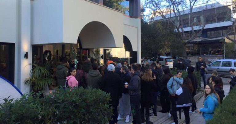 Ατέλειωτες ουρές στην Κηφισιά για τα νέα παπούτσια του Kanye West αξίας 200€!