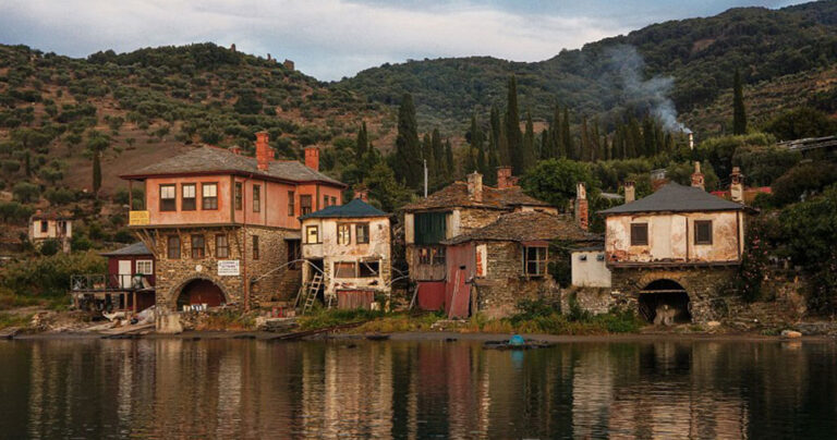 Σπάνιες φωτογραφίες από τη ζωή στα «χωριά» του Αγίου Όρους.