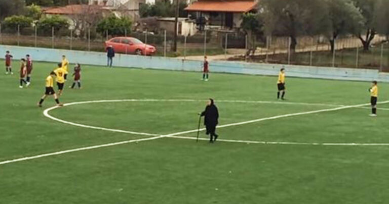Γιαγιά διέκοψε ποδοσφαιρικό αγώνα στη Θεσπρωτία για να κόψει… δρόμο!