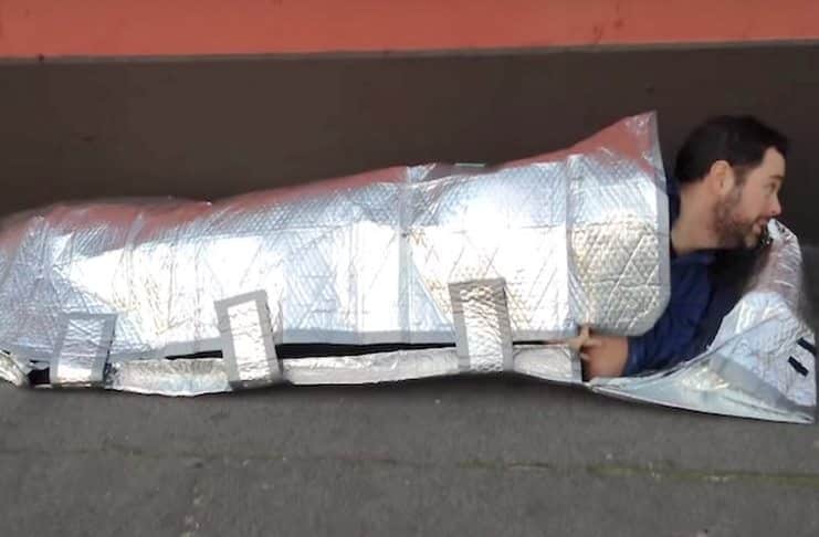 15χρονη κατασκεύασε αδιάβροχο, άφλεκτο υπνόσακο για τους άστεγους