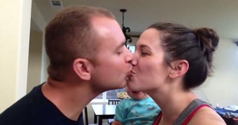 Δείτε πως αντιδρά αυτό το μωρό όταν οι γονείς του φιλιούνται!