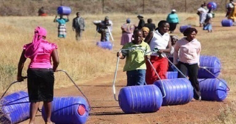 Η πιο πανέξυπνη εφεύρεση που βοηθά εκατομύρια ανθρώπους στην Αφρική να αποκτήσουν εύκολη πρόσβαση στο νερό!