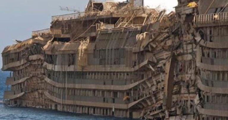 «Στοιχειωμένες» φωτογραφίες από το εσωτερικό του Costa Concordia!