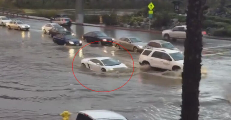 Lamborghini περνάει μέσα από πλημμυρισμένο δρόμο και αναδύεται μέσα από αυτόν με μεγάλη άνεση!