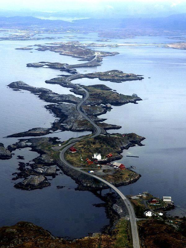 Atlantic-Ocean-Road-in-Norway-or-Atlanterhavsveien-42-