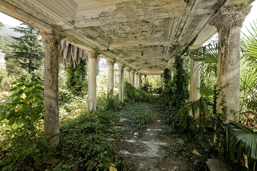 nature-reclaiming-abandoned-places-22