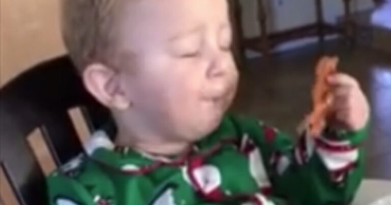 Δίνουν στο μωρό να φάει μπέικον. Δεν περίμεναν ότι θα συμβεί αυτό…