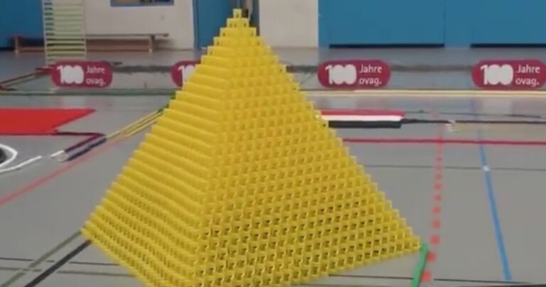 128.000 ντόμινο πέφτουν στο πάτωμα και το θέαμα είναι εθιστικό