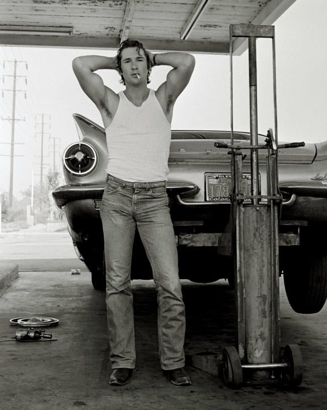 8960860-R3L8T8D-650-herb-ritts-richard-gere-garage-portrait