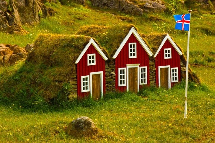 hobbit-house-icelandic-flag