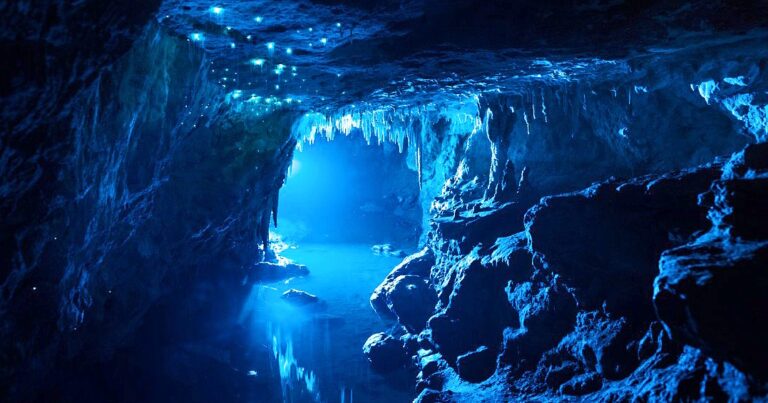 Το εκθαμβωτικό μυστικό που κρύβει μια σπηλιά στην Νέα Ζηλανδία.