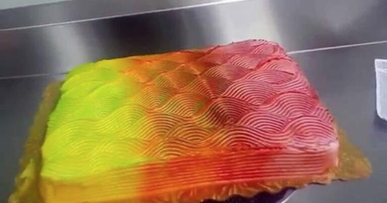 Μία ιδιαίτερη τούρτα που αλλάζει χρώμα!