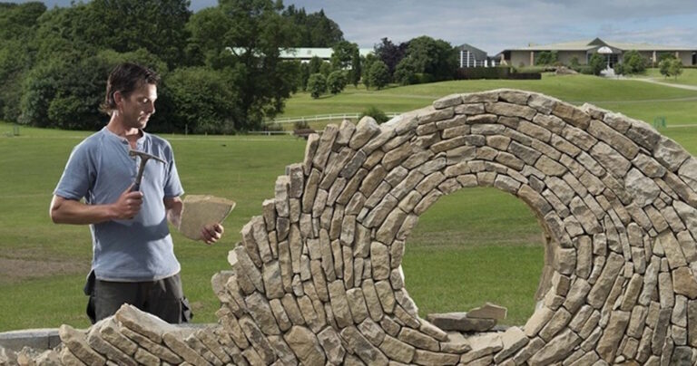 Αυτός ο καλλιτέχνης χρησιμοποιεί πέτρες για να φτιάξει “κινούμενα” έργα τέχνης.