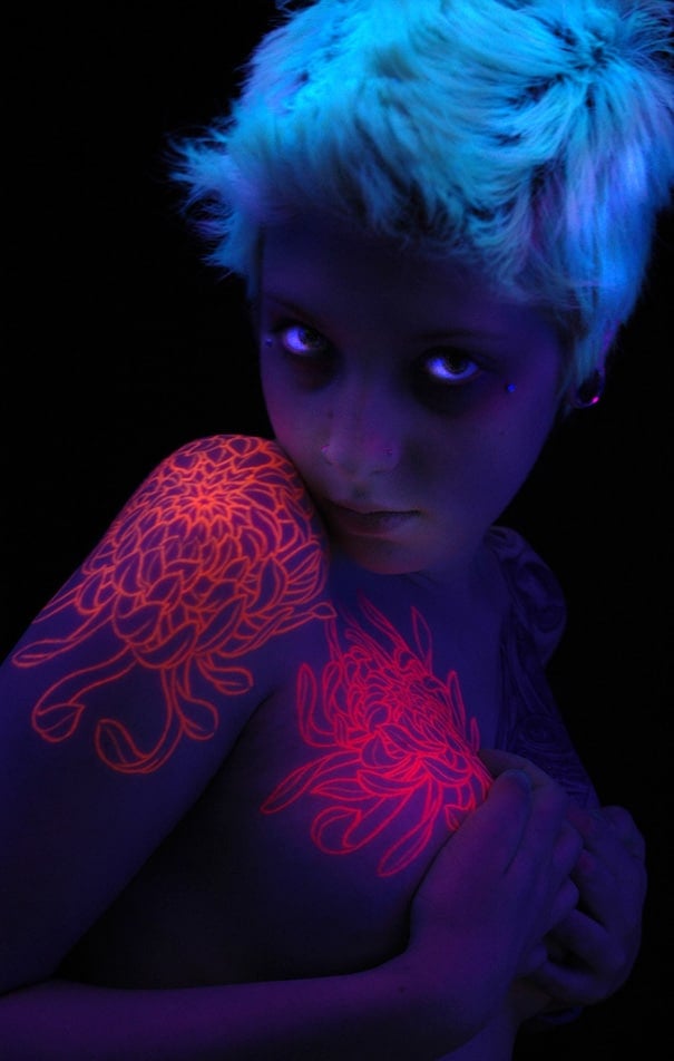 glow-in-dark-tattoos-uv-black-light-381__605