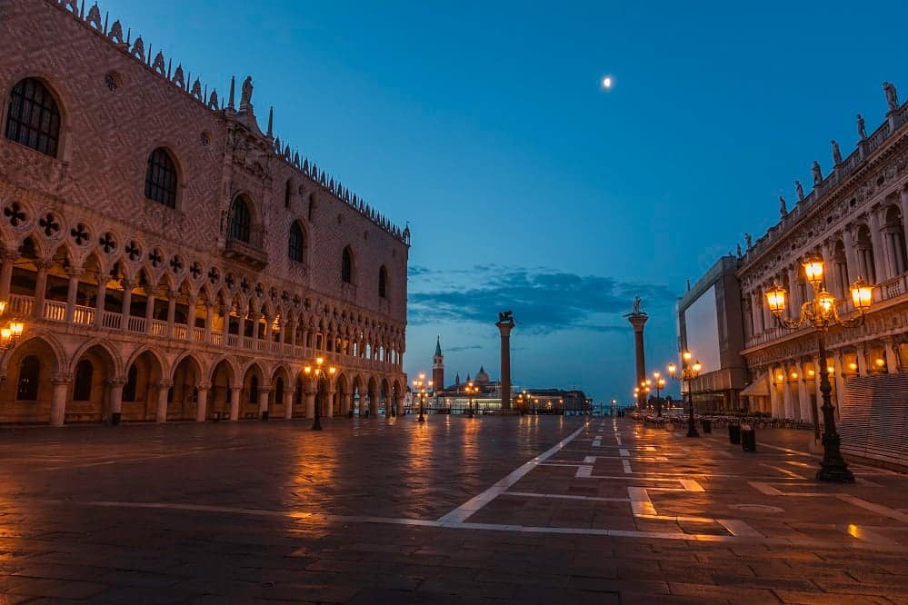 Square_San_Marko_in_Venice_at_night_light_(8134404651)