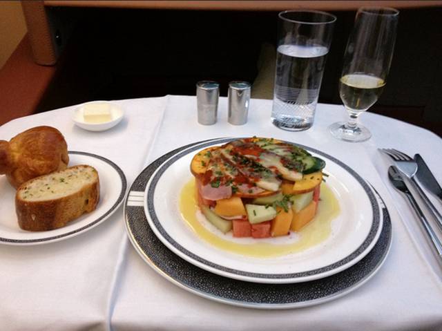 Μια σύγκριση της πρώτης κατηγορίας εναντίον Economy Class Airline Γεύματα σε όλο τον κόσμο