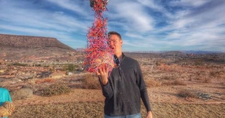 Δείτε τι συμβαίνει όταν κόψεις μια τεράστια μπάλα από λαστιχάκια!