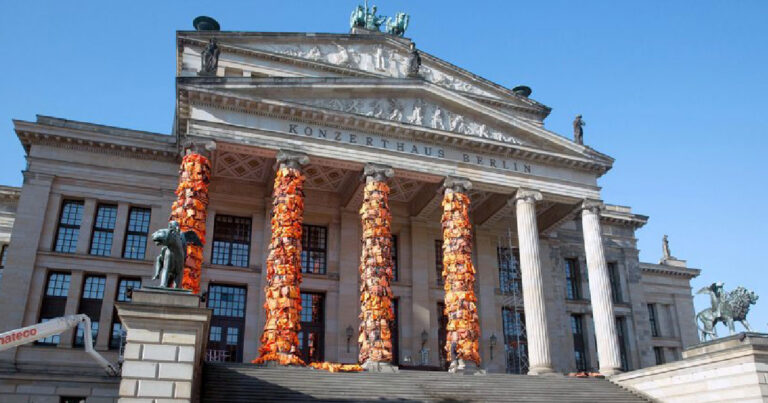 Ο Κινέζος εικαστικός που «ντύνει» με σωσίβια από τη Λέσβο το Βερολίνο!