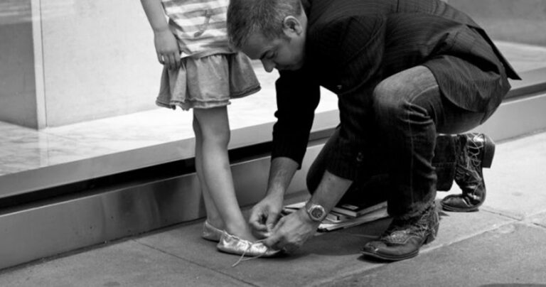 Συμπαθούσε πολύ τον πατριό της. Αλλά δεν περίμενε ποτέ αυτό που της είπε όταν πέθανε η μητέρα της…