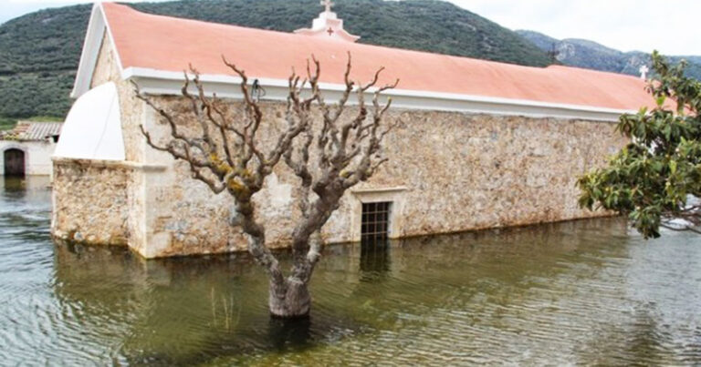 Η εκκλησία «φάντασμα» που αναδύθηκε στην Κρήτη εντελώς απροσδόκητα.