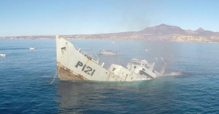 Πως είναι μέσα σε ένα πλοίο, την ώρα που βυθίζεται;