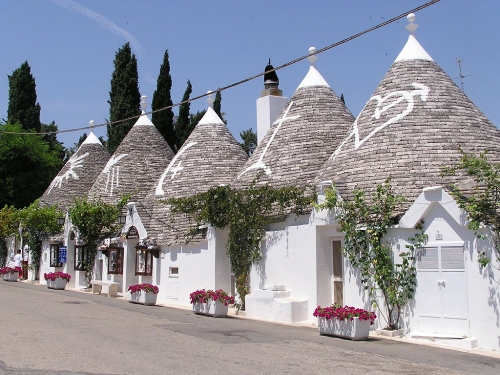 676455-1000-1455089998-trulli-schiera