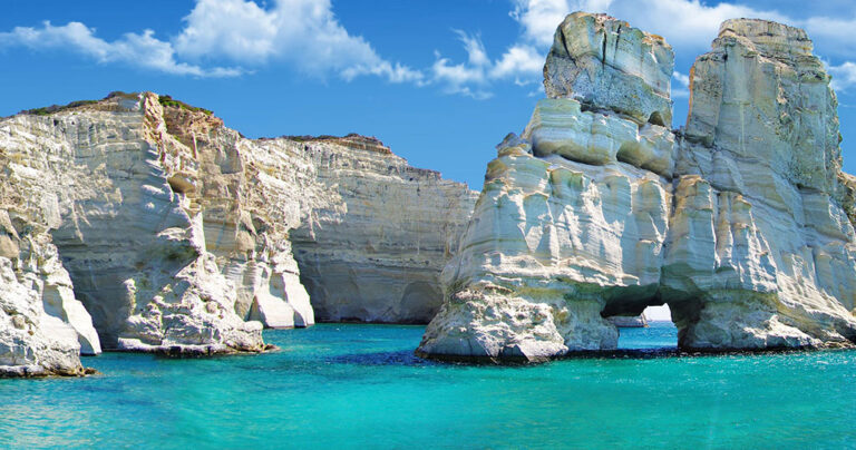 Το πανέμορφο ελληνικό νησί που άφησε πίσω του ένα ηφαίστειο