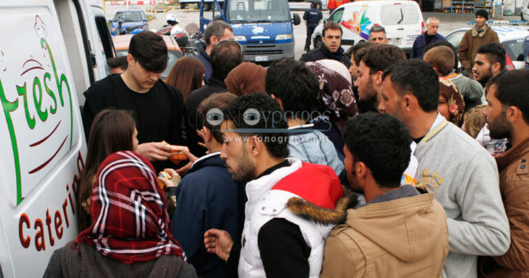 Οι μαθητές του Μουσικού Σχολείου Λαμίας πρόσφεραν το κολιατσιό τους στους πρόσφυγες