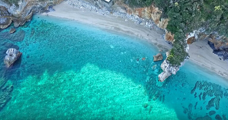 Μυλοπόταμος: Μια από τις πιο φημισμένες παραλίες της Ελλάδας από ψηλά!