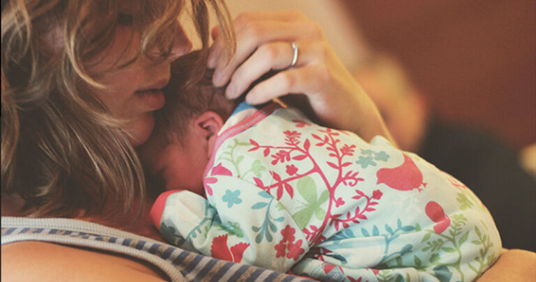 H σημασία της αγκαλιάς για τα νεογέννητα και βρέφη.