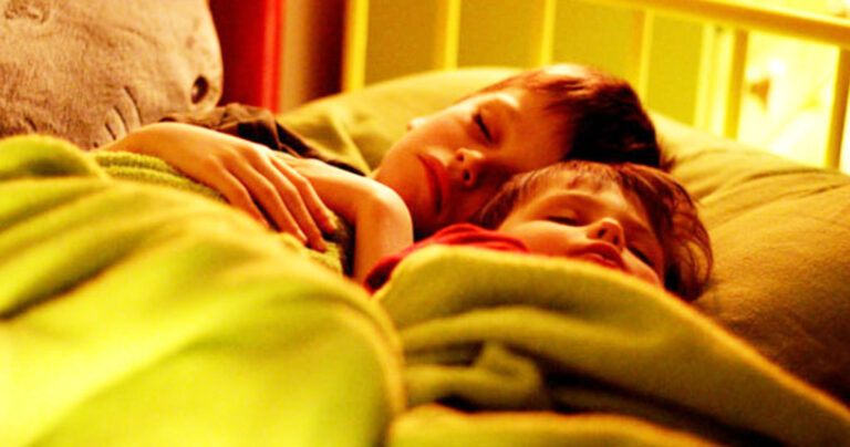 Βραδινό καληνύχτισμα και 3 θετικές ερωτήσεις για να κάνουμε στα παιδιά μας.