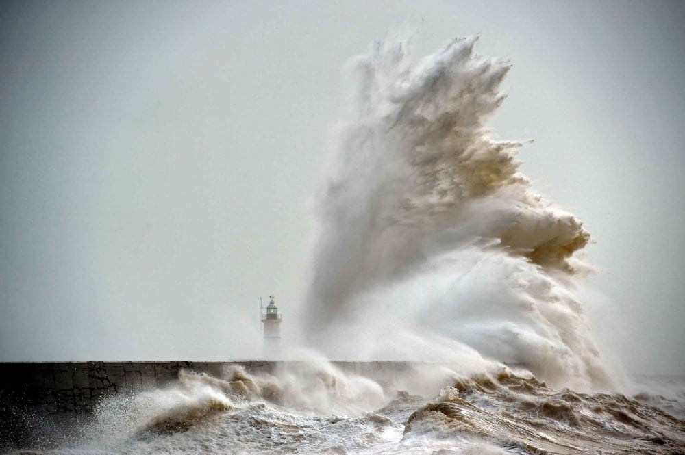 38605-1000-1455808615-waves-crash-over-newhaven-lighthouse-2504-diaporama