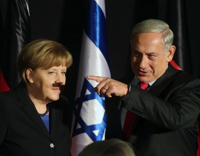 6010560-R3L8T8D-650-moustache-hitler-angela-merkel