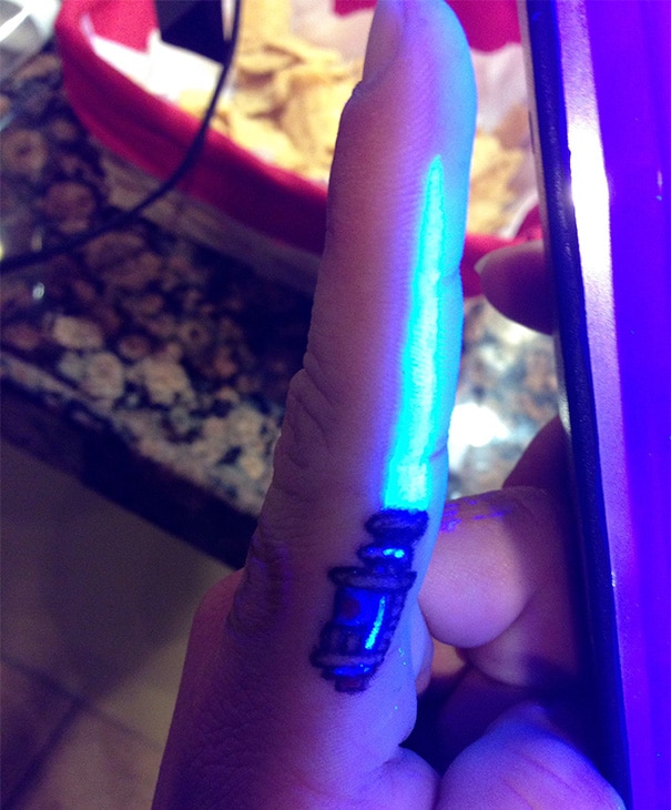 glow-in-dark-tattoos-uv-black-light-441__605