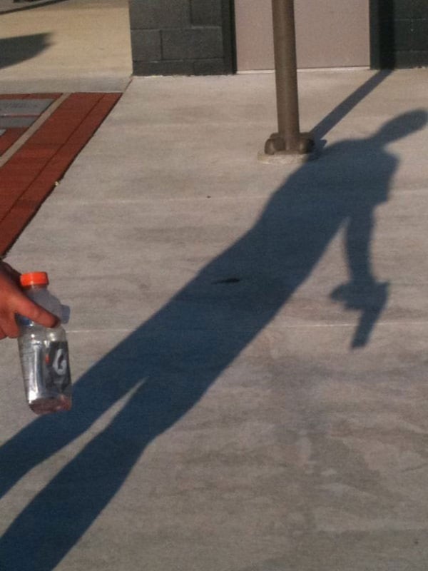 6026210-R3L8T8D-600-funny-shadow-fails-illusions-12