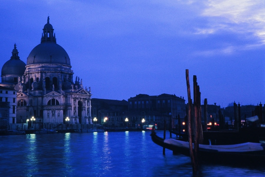 Venezia-Venice-Venedig-at-night_JBU-01
