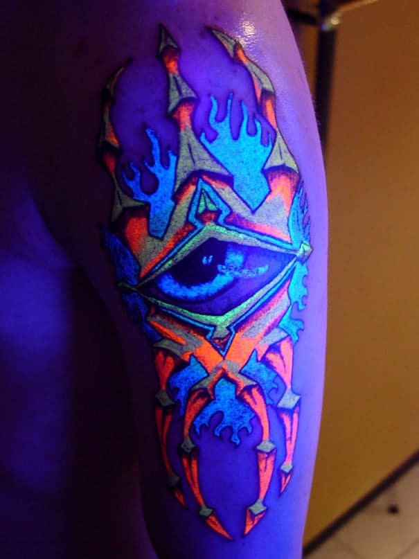 glow-in-dark-tattoos-uv-black-light__605
