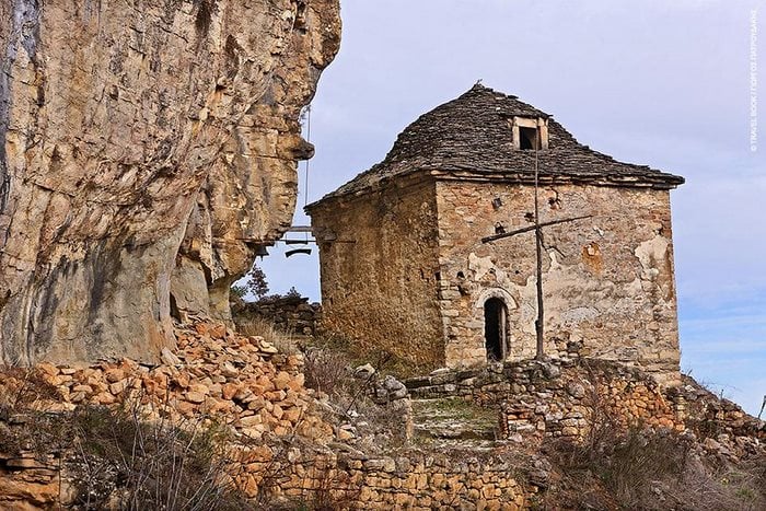 15 «Άγνωστοι» ναοί που αξίζει να ανακαλύψετε στην Ελλάδα