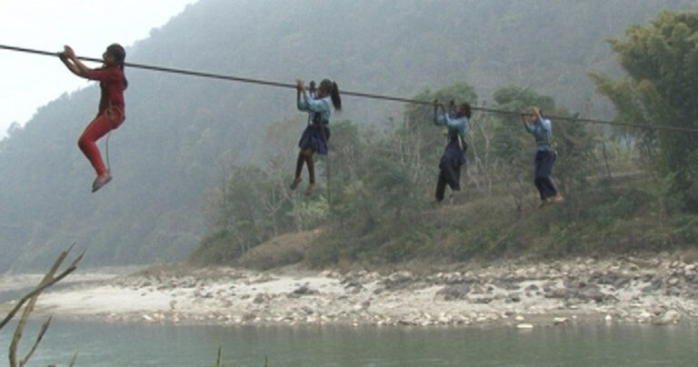 Τα παιδιά στο Νεπάλ πρέπει να διασχίσουν ένα πολύ επικίνδυνο καλώδιο για να πάνε στο σχολείο.