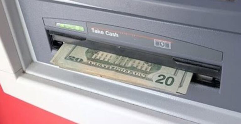 Πως θα αντιδρούσατε αν βρίσκατε ξεχασμένα λεφτά σε ένα ATM;