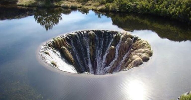 Γιγαντιαία τρύπα – εσωτερικός καταρράκτης σε λίμνη της Πορτογαλίας!
