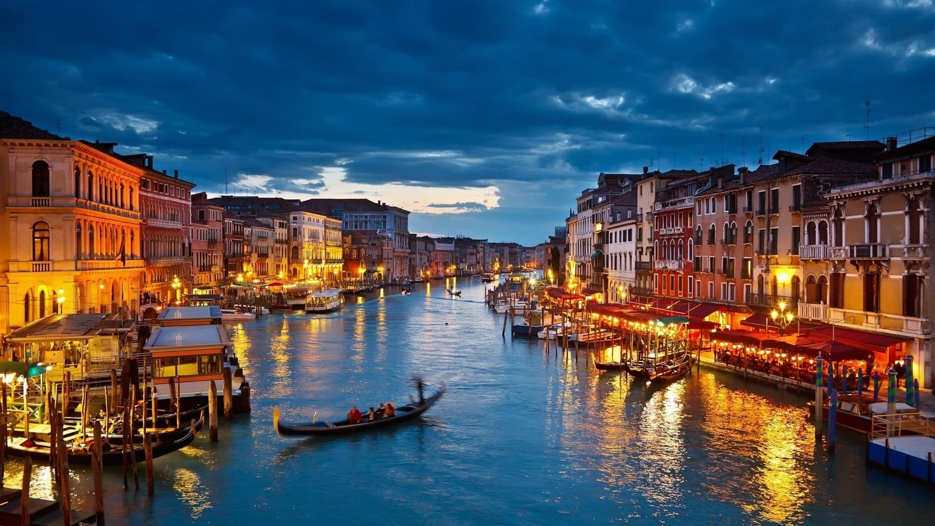 2-The-lights-of-Venice-Canal-at-night