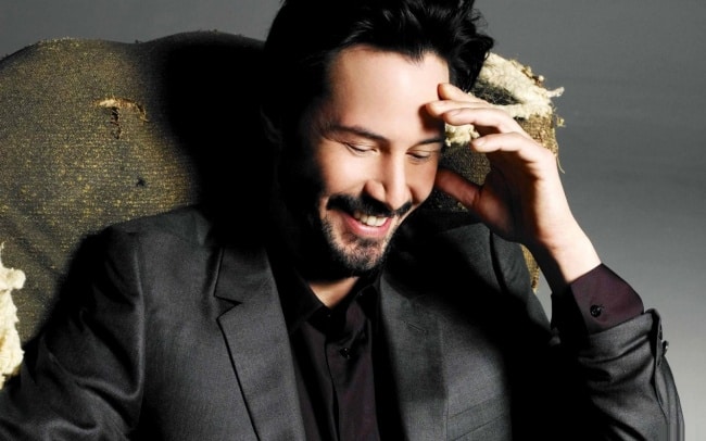 15083110-R3L8T8D-650-Men___Male_Celebrity_Keanu_Reeves_laughing_057464_