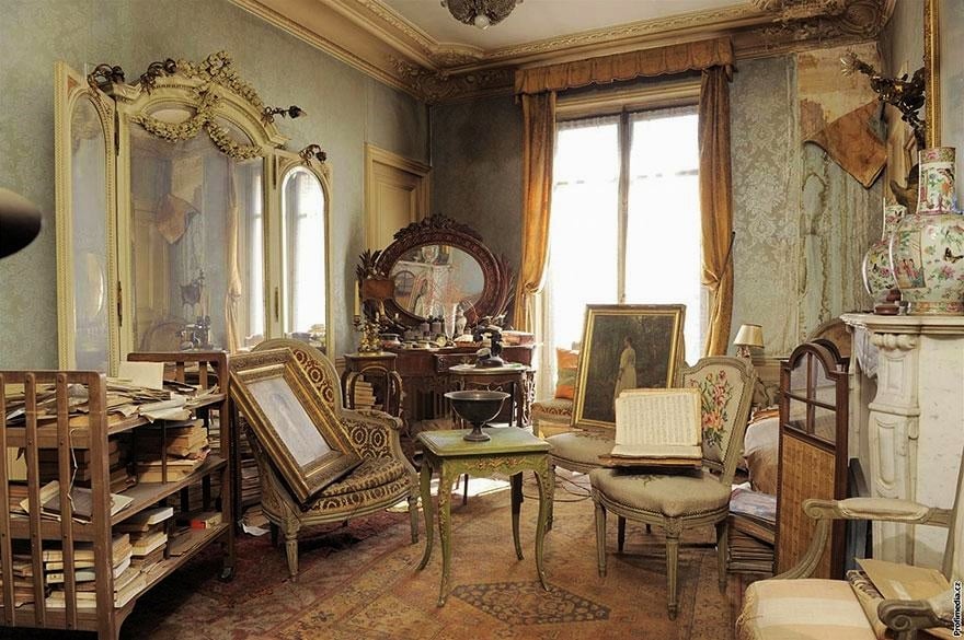 abandoned-paris-apartment-of-madame-de-florian