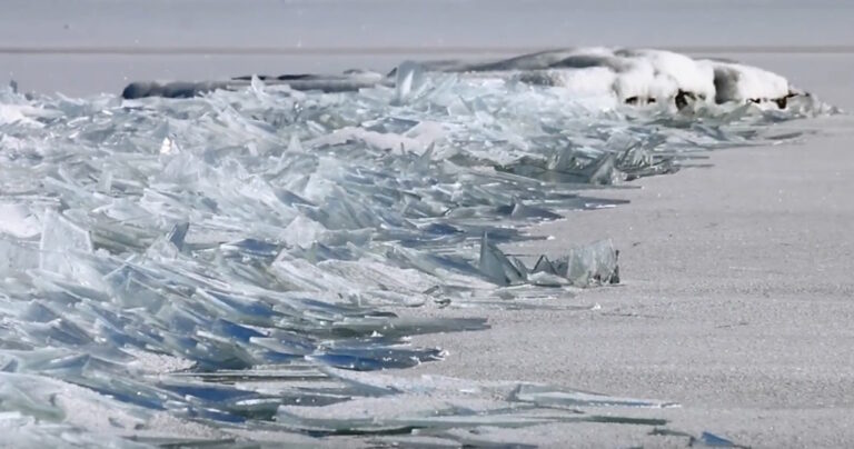 Αυτά τα παγωμένα κύματα μοιάζουν με βουνό από τζάμια!
