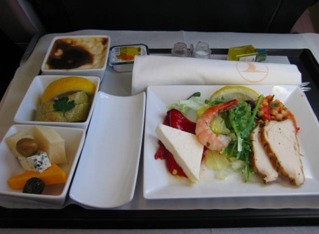 Μια σύγκριση της πρώτης κατηγορίας εναντίον Economy Class Airline Γεύματα σε όλο τον κόσμο
