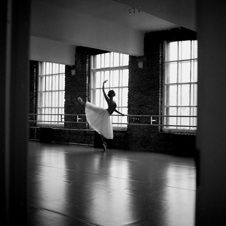 Russian-Ballet-photographer-Darian-Volkova-shares-behind-the-stage-life-of-dancers14__880