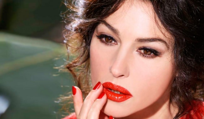 679655-650-1458305946-Monica-Bellucci-Dolce-and-Gabbana-Makeup-Lipstick-video-backstage-1024x601