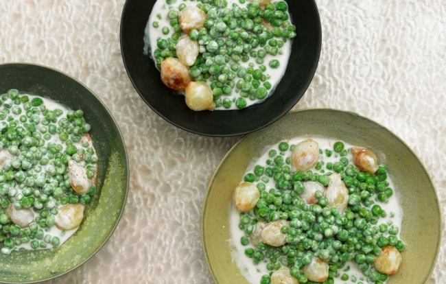 15310860-R3L8T8D-650-creamed-peas-and-onions-940x600